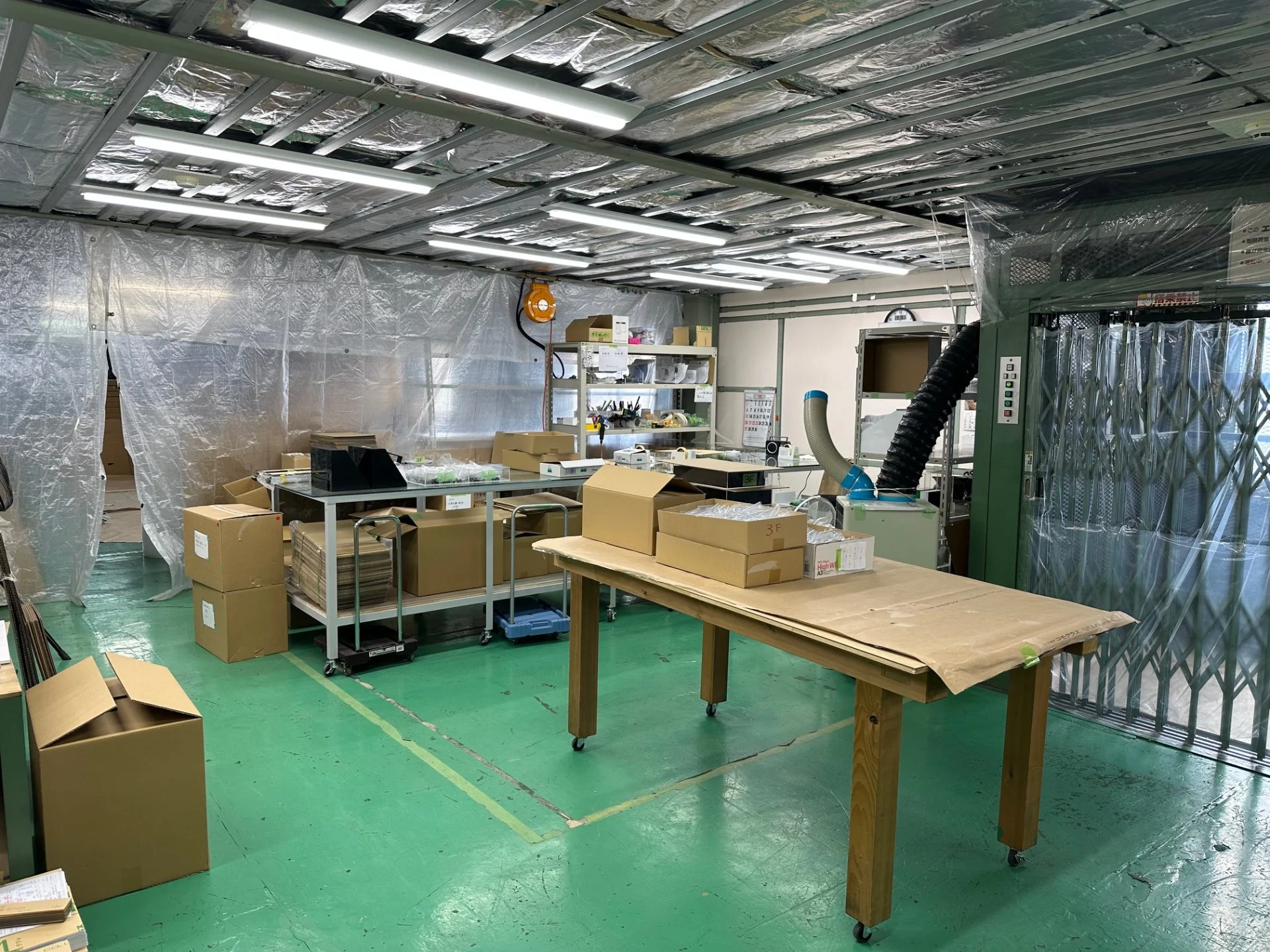 アクリル板加工・各種プラスチック加工の作業風景